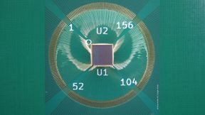 Gebondeter Chip: Das RISC-V Secure Element ist auf einem Träger befestigt und über Bonddrähte elektrisch mit ihm verbunden. (Bild: Fraunhofer IIS / Jürgen Ernst)