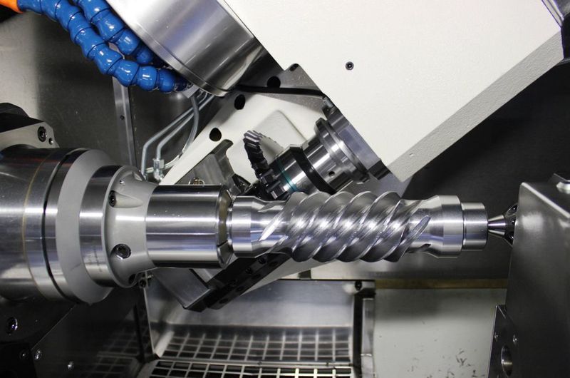 Formfräs-Spezialist: Die Wälzfräsmaschine P 90 WM wurde mit einem speziell zum Formfräsen von Verzahnungsschnecken entwickelten Fräskopf ausgestattet. Durch die horizontale Werkstückachse sei die Maschine besonders gut zugänglich. Bild: Gleason-Pfauter (Archiv: Vogel Business Media)