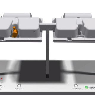 Der konventionelle Elektromotor (links, orange hervorgehoben) wurde durch einen direkt in die Abdeckungsstruktur integrierten Formgedächtnisdraht ersetzt (rechts). Im Ergebnis können 90 % des Gewichts sowie 85 % des Bauraums eingespart werden.(Bild:  Fraunhofofer-IWU)