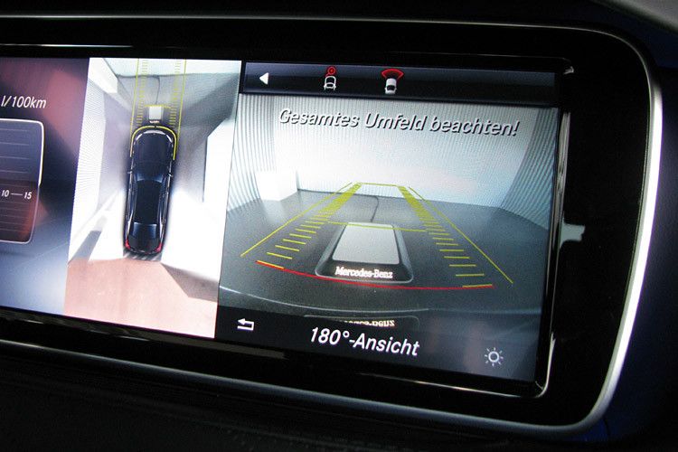 Der nächste Schritt der Ladetechnik ist das kabellose Laden, das Mercedes mit dem S500 Plug-in Hybrid erprobt. Der Fahrer positioniert das Fahrzeug dazu über einem Modul auf dem Boden. (Foto: Thomas Günnel)