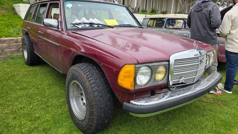 An einem Tag findet seit 2009 zudem der Concours d’Lemons statt, wo verschlissene Fahrzeuge versammelt sind, und der schlimmste Wagen prämiert wird. Dies wird auch als Teil der Trash-Kultur interpretiert. (Bild: Classic Analytics)