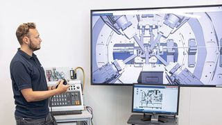 Durchgeführt werden die virtuellen Schulungen am digitalen Zwilling der Kunden-Anlagen. Über das reelle VC-1-Bedienpult lassen sich alle Funktionen simulieren. (Bild: Bihler)