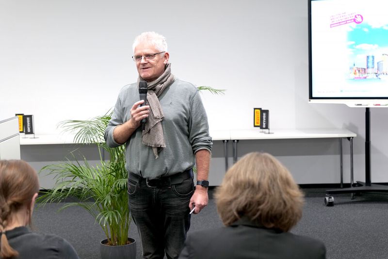 Joachim Syha vom ZDK erläuterte, welche Stufen eine Wettkampfkarriere im Kfz-Gewerbe bietet. (Bild: Schmidt - VCG)