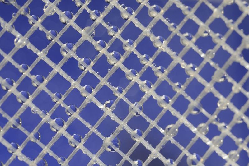 Für die neuartigen Feedspacer – die als multifunktionale Abstandshalter dienen – werden unterschiedlich dicke Filamente verwendet. Sie schaffen Raum für das strömende Wasser zwischen den Membranflächen, stützen dabei die Membran und bewirken außerdem eine turbulente Wasserströmung. (Bild: Lanxess / Thorsten Martin, all rights reserved, Urh.-Nr.: 1910742)