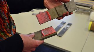 Nach dem Festigkeitsversuch wird das Bruchverhalten der Klebverbindung zunächst visuell begutachtet, aber auch detailliert im Rasterelektronenmikroskop. (FH Münster)