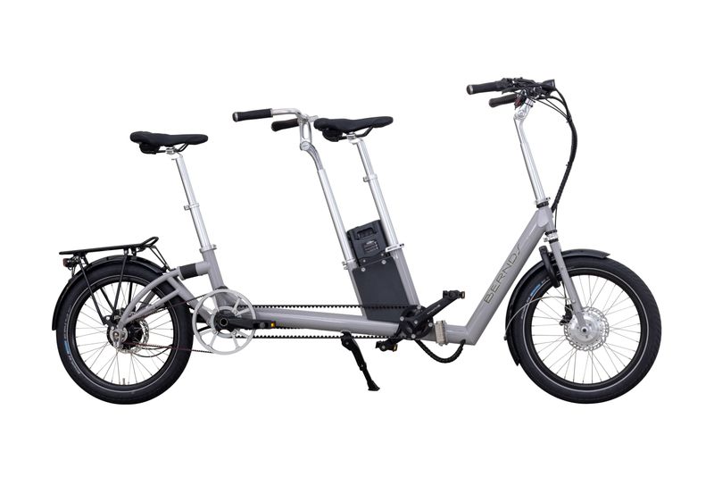 it dem „Cargo Otto“ bietet Hersteller Bernds eine praktische Mobilitätslösung für Menschen, die gerne zu zweit unterwegs sind. Das Tandem rollt auf 20-Zoll-Reifen, was im Gegensatz zu herkömmlichen Tandems einen verkürzten Radstand ermöglicht und so das Fahren durch enge Kurven verbessert. Durch diese Wendigkeit sowie den tiefen Rahmen fällt es laut Hersteller leichter, das Gleichgewicht zu halten. Der Rahmen ermöglicht zudem ein einfaches und komfortables Auf- und Absteigen. Die Durchstiegshöhe vorne liegt bei gerade einmal 29 Zentimetern.  Das Tandem wird in Überlingen am Bodensee gefertigt und basiert auf einem Stahlrahmen, der mit einer gefederten Faltschwinge ausgestattet ist. Diese ermöglicht ein kompaktes Zusammenfalten des Rahmens. So lässt sich das Tandem einfach in einem Auto transportieren oder platzsparend abstellen. Ein weiterer Vorteil des Rades: Es ist einfach und schnell auf die Fahrenden einstellbar und ist für eine Körpergröße von 1,40 bis 2,10 Metern gedacht. Zudem lassen sich Lenker, Vorbauten und Sattelstützen individuell anpassen. Auf Wunsch ist eine Vielzahl an Anbauteilen zur Gepäckmitnahme kombinierbar.  Zudem lässt sich die Schaltung des Cargo Otto konfigurieren. Beim hier gezeigten Testrad ist eine Rohloff-Nabe mit 14 Gängen verbaut, zudem kommt eine doppelte Riemenlösung zum Einsatz. Im Vorderrad steckt ein Nabenmotor von Ansmann, der Akku befindet sich am ersten Sitzrohr. Das hier gezeigte Testrad kostet 9.000 Euro, standardmäßig beginnt der Preis für das Cargo Otto bei 4.500 Euro.     (Bild: www.bernds.de | pd-f)