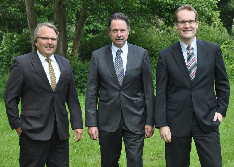 Die Geschäftsführer Jörg Dinkel (l.) und Jost Riedel erhalten Verstärkung durch Fabian Krebs (r.). (Bild: Krebs & Riedel)
