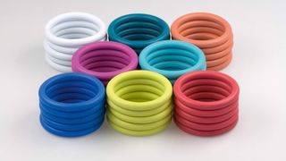 Erst durch farbige Beschichtungen ist es möglich, Dichtungen nahezu gleicher Form, Größe und Werkstoffart sicher voneinander zu unterscheiden. Eine wichtige Voraussetzung für die Sichtkontrolle, ob alle Dichtungen an der richtigen Stelle eingebaut wurden.. (Bild: Trelleborg Sealing Solutions)