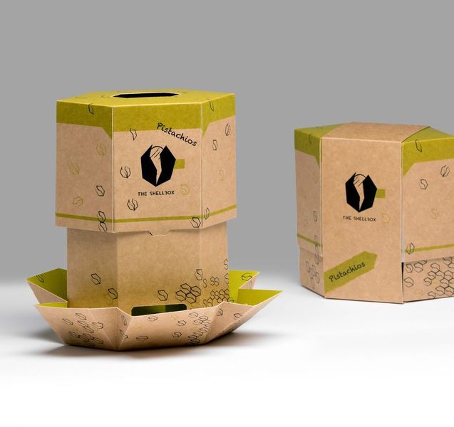 Gewinner der Kategorie „Nachwuchs“: Die „Shell Box“, eingereicht von Studenten der Hochschule für angewandte Wissenschaften München, bietet eine Packmittellösung für das Zusammenbringen von drei Funktionen: Produktverpackung, Präsentationsgeschirr und Abfallbehälter. Die detaillierte und zugleich sinnvoll funktionierende Konstruktion aus Karton stellt eine gute Alternative für die herkömmliche Pistazien-Verpackung im Kunststoffbeutel dar, da sie zugleich als Abfallbehälter für die Schalen dient. Sie ist alltagstauglich einsetzbar durch ihre Wiederverschließbarkeit und ist in der Herstellung eine umweltfreundliche Lösung aus faserbasiertem Material im Vergleich zu im Markt vorherrschenden Kunststoffverpackungen. Zudem kann die Verpackung samt Inhalt/Abfall kompostiert werden ohne sie vorher trennen zu müssen.  (DVI Deutsches Verpackungsinstitut)