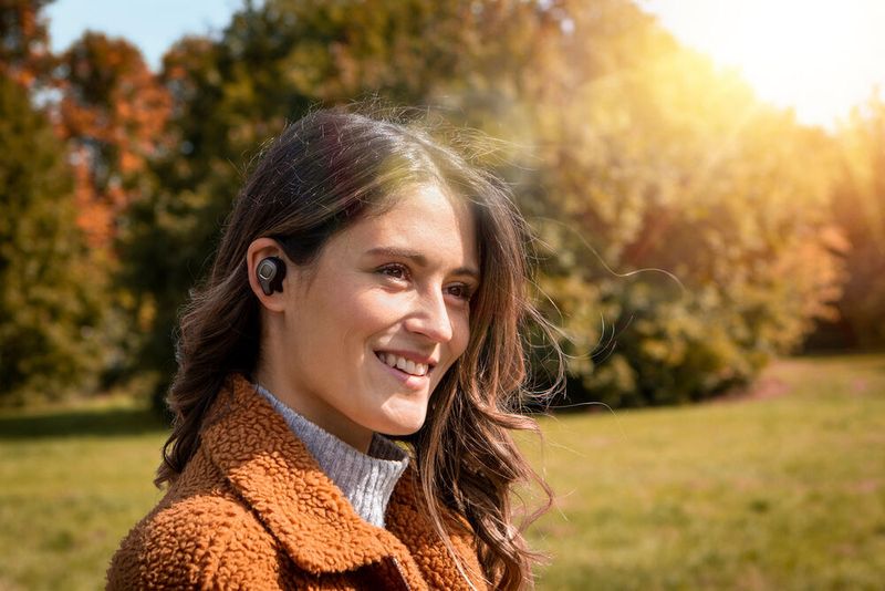 Musik im Ohr kann man immer schenken: InLines True-Wireless-Headset mit Freisprechfunktion Pure Air flutet Digitalnomaden, Musikfans und Sportler ausdauernd mit Stereo-Sound und bringt Telefongespräche direkt ans Ohr. Einen Trommelwirbel wert: sein Durchhaltevermögen von gut zehn Stunden sowie das Lade-Case, das selbst kabellos Strom tankt und zusätzlich als Powerbank dient. Interessierte finden den diskreten Klangkünstler für 59,90 Euro im Handel und auf inline-info.com.  (InLine)