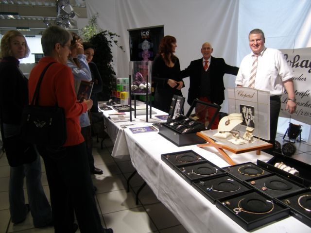 Das Team vom Juwelier Hohage zeigte den Besucherinnen schönen Schmuck. (Archiv: Vogel Business Media)