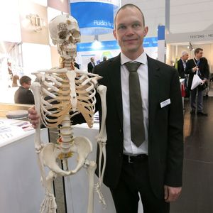 Kein Vorher-Nachher-Bild, sondern Fabian Roediger, Sales Manager bei Diener Precision Machining, mit einem Model für auftragsfertige Implantate.