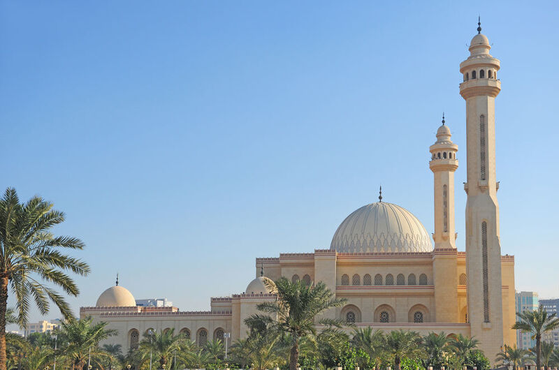 Mit einer Fläche von 6500 m² und PLatz für 7000 Gläubige gehört die Al Fateh Moschee in Bahrain zu den größten islamischen Gotteshäusern der Welt. (EDB)