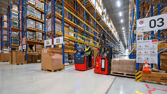 Stattliche Dimensionen: Am FIEGE Standort in Worms werden auf rund 80.000 Quadratmetern Lagerfläche hauptsächlich Elektrowerkzeuge eines großen Herstellers umgeschlagen. (Bild:  Linde Material Handling GmbH)