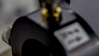 Mit modernster Laserspektroskopie haben Forscher neue Einblicke gewonnen, wie Lösungsmittelmoleküle chemische Reaktionen beeinflussen können. (© Sebastian Goetz)