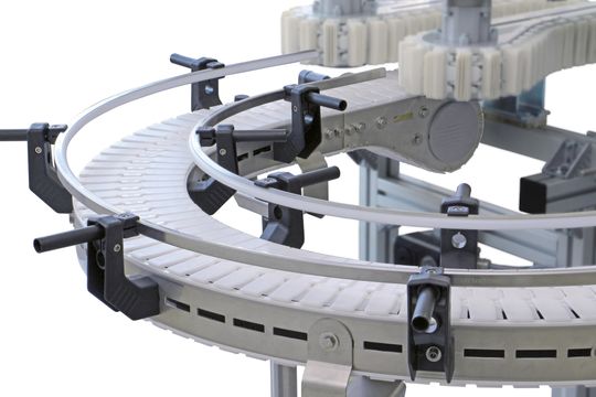 Das Kettenfördersystem Varioflow Plus erhielt für den Einsatz bei Zott eine Seitenführung aus Edelstahl.(Bild:  Bosch Rexroth)