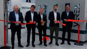 Feierliche Eröffnung (v. l. n. r.: Beat Aeschlimann (Head of Operation Services), Frank Mengis (Chief Operation Officer), Andreas Danner (Head of Tool Manufacturing), Jan Pircher (CEO, ffbk Architekten Basel) und Simon Michel (CEO, Ypsomed). (Bild: Ypsomed)