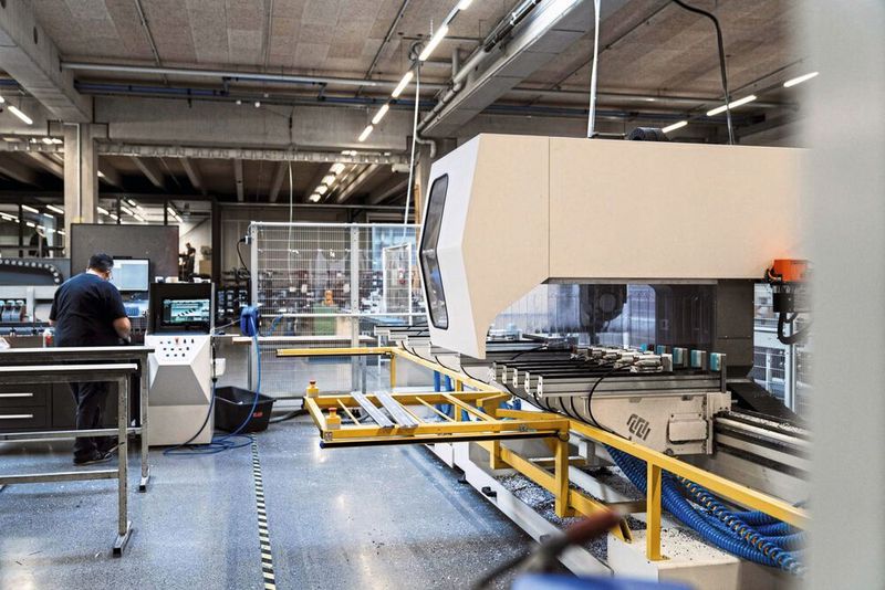 Platz 9: Um die prall gefüllten Auftragsbücher abarbeiten zu können, stehen die Zerspaner von Solarlux in Melle bei Osnabrück im Drei-Schicht-Betrieb an ihren CNC-Maschinen. (Bild: Solarlux GmbH)