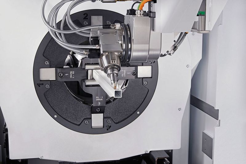 Einfühlsam: Die adaptive Spanntechnik gewährleistet das unbeschadete und dennoch stabile Spannen empfindlicher Rohre und Profile.  (Trumpf)