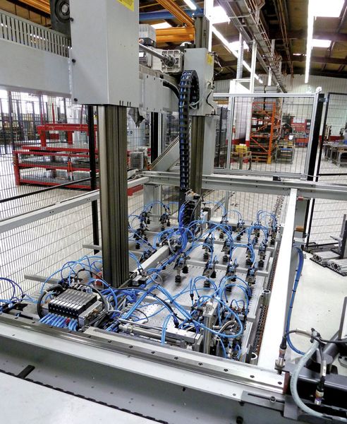 Ablage für die Platinen. Der Kuka-Roboter entnimmt daraus die Platinen und legt sie auf den Kalibriertisch, danach geht's an die Abkantpresse. (Bild: Kuhn)