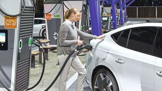 Ladekabel:  Wie lang ist die durchschnittliche Verweilzeit eines Fahrzeugs? Ladeinfrastruktur sollte immer nach anwendungsbezogenen Kriterien ausgewählt werden. (Bild: Phoenix Contact)