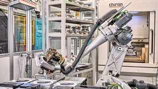Die autonome Produktionszelle im Siemens-Werk in Bad Neustadt. Sowohl das Chiron-Fräszentrum als auch der Comau-Roboter werden mit einer Sinumerik von Siemens gesteuert. (Bild: Siemens AG)