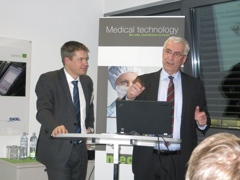 …und befragt im Laufe der Med.con Professor Dr. Georg Steinbichler über die Möglichkeiten zur Sicherung der Wettbewerbsfähigkeit in der Spritzgießfertigung von Medizinprodukten. (Bild: Reinhardt)