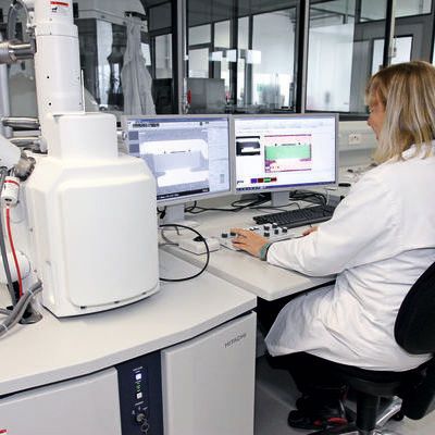 Bild 1: Messplatz mit Elektronenmikroskop und Energiedispersive Röntgenspektroskopie-Detektor bei Zollner Elektronik Bild 1: Messplatz mit Elektronenmikroskop und Energiedispersive Röntgenspektroskopie-Detektor bei Zollner Elektronik