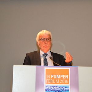 Prof. Dr.-Ing. Eberhard Schlücker, Universität Erlangen-Nürnberg, eröffnete mit einer Übersicht über die verschiedenen Pumpentypen und deren Vor- und Nachteile je nach Fördermedium das 14. Pumpen-Forum und führte die beiden Tage als Moderator durchs Programm.