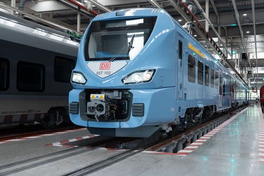 Diese Aufnahme aus dem CAF-Werk in Saragoza zeigt den Langtyp des Civity-BEMU. Unterscheidbar vom Kurztyp ist er durch die vier Türen pro Fahrzeugseite.(Bild:  iovo petrov | CAF)