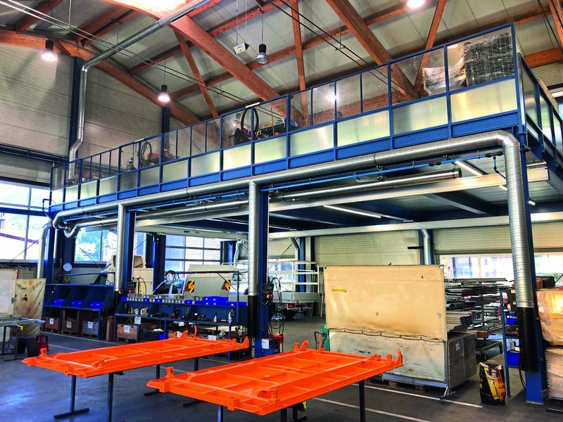 Auf dem neuen Hallenpodest sind die insgesamt sieben Schweißarbeitsplätze untergebracht. Unter dem Podest wurde längsseits eine Ansaugrohrleitung montiert. (Bild: Teka)