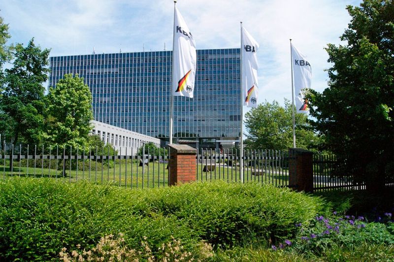 Mit wehenden Fahnen für die Autowelt: das Kraftfahrt-Bundesamt in Flensburg.(Bild:  KBA)