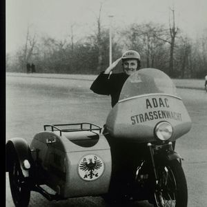 Am 29. November 1953 entsendete Georg Wanner, Technischer Direktor des ADAC, den Straßenwacht Fahrer Nr. 1, Heinz Fröhlich, auf die erste Versuchsfahrt. (Bild:  ADAC)