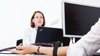 Prof. Dr. Ulrike Bingel nutzt eine Thermode, um experimentellen Schmerz zu induzieren und untersucht, wie schnell Menschen die Verbindung zwischen einem neutralen Reiz und einem Schmerzreiz lernen. (Bild: Universitätsklinikum Essen)