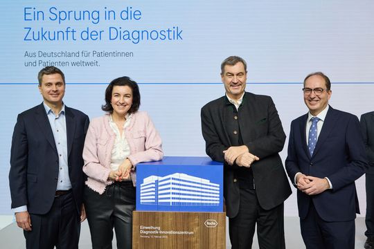 Einweihung des neuen Diagnostik-Innovationszentrum in Penzberg: v.l.n.r.: Dr. Thomas Schinecker (CEO der Roche-Gruppe), Dorothee Bär (Bundesforschungsministerin), Dr. Markus Söder (Bayerischer Ministerpräsident) und Alexander Dobrindt (Bundesinnenminister).(Bild:  Roche)