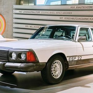 Dank Airbag und Gurtstraffer bietet das ESF 22 den Insassen gute Überlebenschancen bei einem Frontalaufprall mit 65 km/h auf eine starre Barriere.(Bild:   Mercedes-Benz)