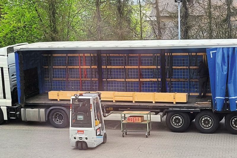 Das verpackte Flanschschutzrohr wird zur Anlieferung an den Kunden in den Lkw gehoben. (Bild: Labom)
