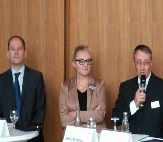 V.l.n.r.: Prof. Jörg Breitkreutz (Präsident der APV), Petra Wolf (Mitglied der Geschäftsleitung Nürnberg Messe, Bereichsleitung Eigen-/Partnerevents) und Willy Viethen (Projektleiter Powtech/Technopharm) erläuterten gegenüber der Fachpresse die zukunftsweisende Konzeption der "Pharma Manufacturing Excellence". V.l.n.r.: Prof. Jörg Breitkreutz (Präsident der APV), Petra Wolf (Mitglied der Geschäftsleitung Nürnberg Messe, Bereichsleitung Eigen-/Partnerevents) und Willy Viethen (Projektleiter Powtech/Technopharm) erläuterten gegenüber der Fachpresse die zukunftsweisende Konzeption der "Pharma Manufacturing Excellence".