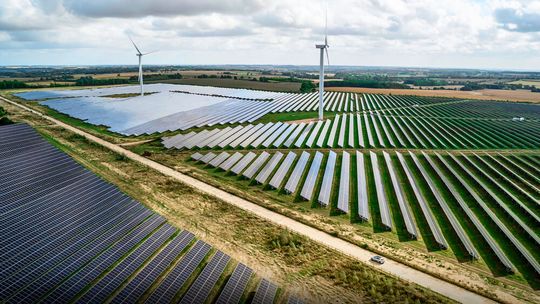 Sonnen- und Windenergie soll mithilfe von gebrauchten Akkus nutzbar gemacht werden.(Bild:  Autoren-Union Mobilität/JLR)