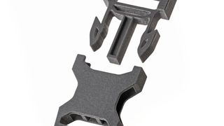 Serienteile wie ein solcher Verschluss lassen sich per SAF in Masse produzieren. (Bild: Stratasys)