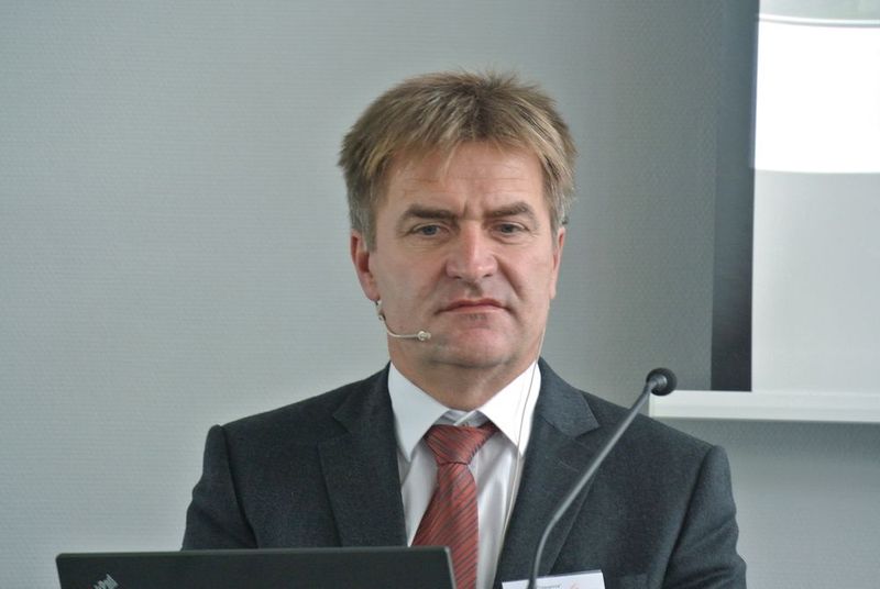 Rolf Kettemer von Deckel Maho Pfronten betonte: „Man braucht die Sensorik, damit der Service die Maschinen besser verstehen kann.“ Zusätzlich bedürfe es einer Cloud-Lösung, damit sich die Daten aus den Maschinen speichern und vom Kundendienst aus der Ferne verarbeiten ließen. (Schamari)