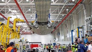 Dieses große CFK-Strukturteil wird beim A350 XWB direkt hinter dem Fahrwerksfach angebracht. Für dieses Bauteil fertigt Hexcel die Fasern und Prepregs. (Bild: Airbus/P. Bassen)