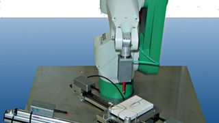 Mit dieser Roboterzelle zum Einschnüren von Pralinenschachteln wurden die Machbarkeitsuntersuchungen durchgeführt. Bild: Fraunhofer IPA (Archiv: Vogel Business Media)