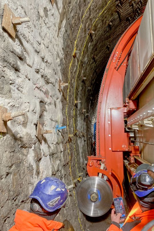 Der Schneidapparat sägt die Tunnelwand auf. Dabei verfahren die Sägeblätter im Bogen die Wand entlang. (Bild:  ARGE EET)