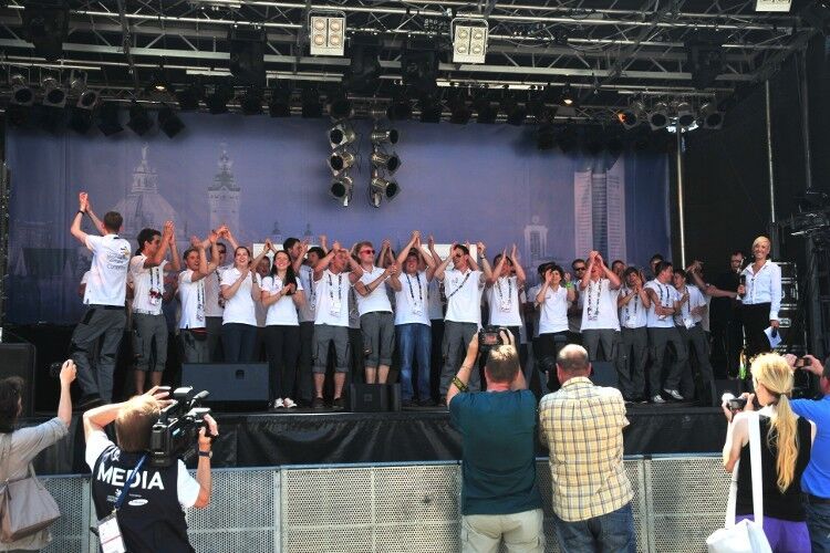 Kurz vor der offiziellen Schlussfeier ließ sich die deutsche Nationalmannschaft auf dem Marktplatz in Leipzig feiern. (Foto: Schmidt)