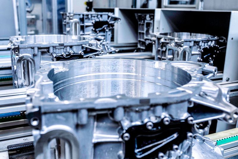 Mit hochkomplexer Automatisierung durchlaufen die Gehäuse für vier verschiedene E-Mobilitäts-Antriebseinheiten mehrere Schritte im Nachbearbeitungsprozess. (Bild: GF Casting Solutions)