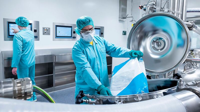 Zu mehr als fünf Millionen Euro Ersparnis führte ein Simulationsprojekt, bei dem es darum ging, eine neue Produktionslinie in einen bestehenden Standort eines Blutplasma-verarbeitenden Unternehmens zu integrieren. (Bild: ZETA)