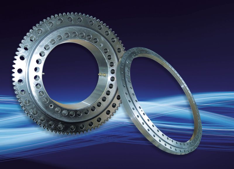 Kugeldrehverbindungen nach Maß: Rodriguez bietet diverse Baugrößen und Ausführungen, unter anderem un-, außen- oder innenverzahnt, mit eingeschränktem Lagerspiel, Zentrierung, Sonderbohrbild oder Korrosionsschutz (lackiert, grundiert, Edelstahl). (Bild: Rodriguez)