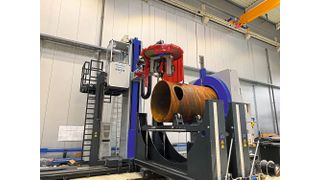 Auf der 3D-Brennschneidanlage MO4000/6 von Müller Opladen werden Rohre, Behälter und Klöpperböden bis 4 Meter Durchmesser und einem Stückgewicht bis 45 Tonnen bearbeitet. Der Bediener kann den Arbeitsbereich in einer fahrbaren Kabine im Auge behalten. (Bild: Müller Opladen)