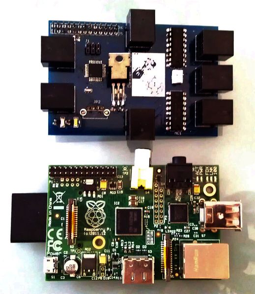 Gefährten: Raspberry Pi (unten) und die Aufsteckplatine BrickPi (Bild: Dexter Industries)
